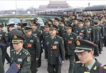 Los delegados militares chinos forman a su llegada a la 12ª Asamblea Nacional del Pueblo (ANP), celebrada el Gran Palacio del Pueblo en Pekín, en marzo pasado. EFE/Archivo