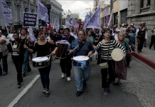 Un grupo guatemaltecos que marchaba a favor de una reforma electoral increpó e insultó al embajador