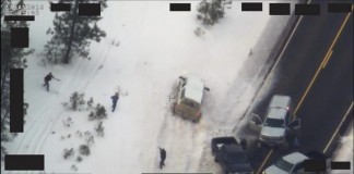 Captura de vídeo facilitada el 29 de enero de 2016, por el Buró Federal de Investigación (FBI), que muestra el cuerpo de Robert 'LaVoy' Finicum (2i), mientras se lleva las manos a su chaqueta durante una operacióm conjunta entre el FBI y la policía del estado de Oregon, cerca de la reserva natural de Malheur en Oregon, Estados Unidos, el 26 de enero de 2016. EFE