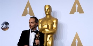 El director de fotografía Emmanuel Lubezki posa con su Óscar a Mejor Fotografía por la película "The Revenent" hoy, domingo 28 de febrero de 2016. EFE