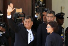 El presidente ecuatoriano, Rafael Correa (i), y el ministro de Relaciones Exteriores, Elías Jaua, asisten al funeral de Estado del presidente venezolano, Hugo Chávez, en la Academia Militar de Caracas (Venezuela). EFE