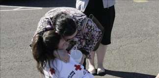 Una estudiante de primer año es abrazada por su madre tras un tiroteo ayer, jueves 1 de octubre de 2015, en el centro de estudios superiores Umpqua Community College, de Roseburg, en el estado de Oregón (EE.UU.). EFE