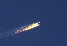 Captura de video facilitada por el canal de televisión HaberTurk que muestra un avión que deja una estela de fuego a medida que cae tras ser derribado cerca de la frontera entre Siria y Turquía hoy, 24 de noviembre de 2015.