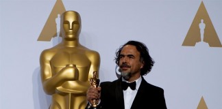 El director Alejandro González Iñárritu posa con su Óscar a Mejor Director por la película "The Revenent" hoy, domingo 28 de febrero de 2016. EFE