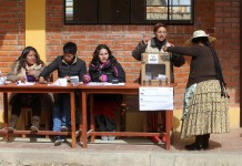 Una mujer deposita su voto en El Alto, Bolivia, durante el referendo donde se pretende aprobar o rechazar una reforma constitucional para permitirle volver a ser candidato al presidente Evo Morales, en las elecciones de 2019 en las que busca un cuarto mandato hasta 2025. EFE