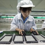 Una empleada que se dedica al montaje de libros electrónicos en una fábrica cerca de Pekín en China. EFE/Archivo