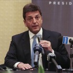 El intendente de Tigre y candidato a la presidencia argentina por el frente Una Nueva Argentina (UNA), Sergio Massa, habla, este 28 de septiembre de 2015, durante un encuentro con la prensa internacional en un céntrico hotel de Buenos Aires. EFE