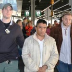 Imagen cedida por la Embajada de Estado Unidos hoy, jueves 22 de octubre de 2015, de Paulino Ramírez Granados, uno de los 10 tratantes de personas más buscados por la Oficina de Inmigración y Aduanas (ICE), que fue extraditado de México a Estados Unidos para que enfrente cargos penales en ese país. En otro caso, el Gobierno mexicano extraditó hacia Estados Unidos a Agustín Flores Apodaca, "El Bellaco", considerado uno de los operadores del cártel de los hermanos Beltrán Leyva. EFE/Embajada de Estados Unidos/SOLO USO EDITORIAL/MÁXIMA CALIDAD DISPONIBLE