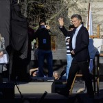 El alcalde de Buenos Aires y candidato presidencial por el partido "Cambiemos", Mauricio Macri (c), saluda, hoy, miércoles 8 de octubre de 2015, durante la inauguración de una estatua de Perón en un parque de la capital. EFE