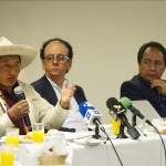 De izquierda a derecha, el vicepresidente de la Federación Interprovincial de Defensa Territorial y Ambiental de Cotabambas, Chumbivilcas Espinar y Paruro, el exviceministro de Gestión Ambiental del Ministerio de Ambiente, José de Echave y Miguel Lévano de Oxfam-Perú participan, este 1 de octubre de 2015, en una conferencia de prensa en Lima (Perú). EFE