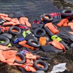 Vista de los salvavidas usados en la llegada de los refugiados. EFE/Archivo