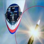 Una pantalla muestra la imagen que señala la conclusión a la que han llegado ayer en la investigación de lo que le ocurrió al avión de Malaysia Airlines derribado sobre territorio ucraniano el 17 de julio de 2014 en Gilze en Rijen (Holanda). El Consejo de Seguridad de Holanda, que analiza las causas del accidente del avión de Malaysia Airlines en el este de Ucrania en 2014 con 289 personas a bordo, concluyó que el aparato fue derribado por un misil Buk de fabricación rusa. "El vuelo MH17 se estrelló como resultado de una detonación de un misil fuera del aparato en la parte izquierda de la cabina de mando", señaló el presidente del Consejo de Seguridad de Holanda, Tjibbe Joustra. EFE