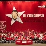 El presidente venezolano, Nicolás Maduro (c), acompañado por el presidente de la Asamblea Nacional, Diosdado Cabello (c-i), y la dirigente del Partido Socialista de Venezuela, Maria Cristina Iglesias (c-d) aguardan para dar comienzo al III congreso del PSUV en Caracas. EFE