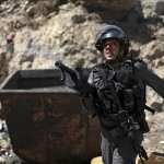 Un soldado israelí lanza gases lacrimógenos a manifestantes palestinos durante un enfrentamiento en Hebrón, Cisjordania, ayer. EFE