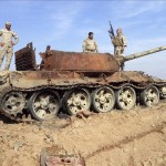 Al menos 24 miembros del grupo terrorista Estado Islámico (EI), entre ellos dos de sus cabecillas, murieron hoy en ataques aéreos de la coalición internacional contra la ciudad septentrional iraquí de Mosul. En la imagen, varios soldados iraquíes permanecen de pie sobre un tanque en Irak. EFE/Archivo