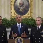 El presidente estadounidense, Barack Obama, habla junto al vicealmirante Vivek M. Murthy (i), y al almirante Boris Lushniak (d), ayer, jueves 24 de septiembre de 2015, tras una reunión con miembros del Cuerpo de Servicio de Salud Pública Encargado (PHS CC) en el Despacho Oval en la Casa Blanca en Washington DC. EFE