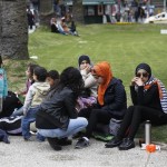 Refugiados sirios fueron registrados este lunes durante una protesta en la plaza Independencia en Montevideo (Uruguay). EFE