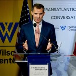El rey Felipe VI, durante su intervención hoy en un seminario sobre relaciones transatlánticas organizado por el Wilson Center y el Real Instituto Elcano en Washington, en el segundo día del viaje oficial de los Reyes a Estados Unidos. EFE