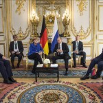 El presidente ruso, Vladímir Putin (c-d); la canciller alemana, Angela Merkel (c-i); el ministro alemán de Asuntos Exteriores, Frank-Walter Steinmeier (i), y el ruso, Sergéi Lavrov (d) durante la reunión bilateral celebrada en el Palacio del Elíseo en París (Francia). EFE