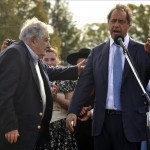 El candidato a la Presidencia argentina por el oficialismo, Daniel Scioli (d), habla con el expresidente uruguayo José "Pepe" Mujica (i), durante el acto de descubrimiento de una placa con el nombre de "José 'Pepe' Mujica, maestro agropecuario latinoamericano", en la escuela agropecuaria General Lucio Mansilla, este 7 de octubre de 2015, provincia de Buenos Aires. EFE