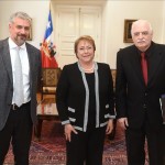 Fotografía cedida por la Presidencia de Chile que muestra a la mandataria Michelle Bachelet (c), y a su ministro de Cultura, Sergio Ottone (i), mientras posan con el poeta brasileño Augusto de Campos (d), ganador del premio iberoamericano de poesía Pablo Neruda 2015. EFE/Ximena Navarro/Presidencia de Chile