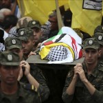 Varios soldados palestinos llevan el cuerpo de Abed Al Rahman Shadi Obeidalah, de 13 años, durante su funeral en Belén, Cisjordania, hoy 6 de octubre de 2015. El adolescente palestino murió ayer por disparos del ejército de Israel en el campamento de refugiados de Aida, cerca de Belén, informaron a Efe fuentes médicas palestinas. EFE