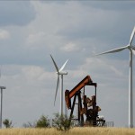 Una bomba de petróleo trabaja cerca a turbinas de viento para la generación de energía. EFE/Archivo