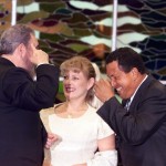 Fotografía tomada en noviembre de 1999 en la que se registró al expresidente cubano Fidel Castro al conversar con el entonces presidente de Venezuela, Hugo Chavez y con la entonces primera dama venezolana, María Isabel Rodríguez, en La Habana (Cuba).  EFE/Archivo