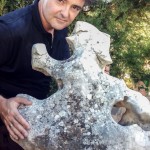Evaristo Cabrera junto a una de las rocas de su colección, Bailarina española, objet trouvé: 62 x 59 x 39 cm. Caliza de tonos claros, procedente de la localidad Granadina de Alomartes, en Andalucía, España.