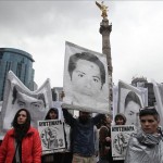 Miles de personas marchan con pancartas hoy, sábado 26 de septiembre de 2015, en calles de la Ciudad de México (México) para recordar el aniversario de la desaparición de 43 estudiantes de la Escuela Normal Rural de Ayotzinapa. EFE