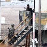 Soldados surcoreanos vigilan en un puesto de centinela en la Zona Desmilitarizada, situada en la frontera con Corea del Norte, cerca de Imjingak, provincia de Gyeonggi-do (Corea del Sur). EFE/Archivo