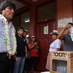 Fotografía cedida por la Agencia Boliviana de Información (ABI) en la que se registró al presidente de Bolivia, Evo Morales, antes de votar en una escuela de su feudo sindical, en la zona cocalera del Chapare, región de Cochabamba, que junto a los departamentos de La Paz, Oruro, Potosí y Chuquisaca están convocados para aprobar o rechazar estatutos autonómicos regionales. EFE