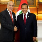 Fotografía cedida del secretario general de la Organización para la Cooperación y el Desarrollo Económicos (OCDE), José Ángel Gurría (i), quien saluda al presidente de Perú, Ollanta Humala (d), durante un evento en Palacio de Gobierno en Lima (Perú). EFE/Prensa Presidencia