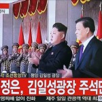 Un monitor muestra al líder norcoreano, Kim Jong-un (3-dcha), viendo el desfile militar de Pyongyang, en Corea del Norte. EFE