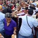 Colas para comprar en Mercal Av Bolivar