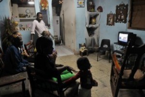 Un hombre frente al micrófono