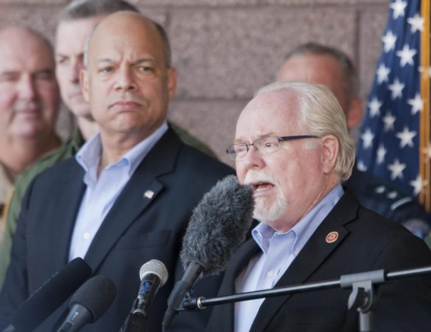 Secretario de Seguridad insta sobre seguridad fronteriza en visita a Arizona