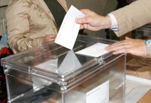 Candidatos se juegan a los dados una concejalía en un pueblo de Bolivia