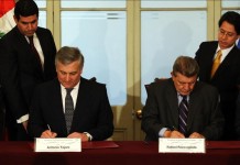 El vicepresidente de la Comisión Europea (CE) y comisario de Industria y Emprendimiento, Antonio Tajani (i) participa con el canciller, Rafael Roncagliolo (d), este 23 de enero, durante su encuentro para la firma de acuerdos de cooperación en Lima (Perú). EFE