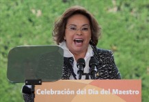 El titular de la Procuraduría General de la República (PGR), Jesus Murillo, habla hoy, martes 26 de febrero de 2013, durante una rueda de prensa donde informó que la líder del poderoso sindicato de maestros de México, Elba Esther Gordillo, fue detenida y acusada de presunto desvío de fondos para su uso personal procedentes de las recaudaciones sindicales. EFE/STR
