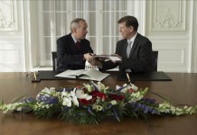 El secretario de Estado para Asuntos Financieros Internacionales de Suiza, Michael Ambühl (i), y el embajador estadounidense ante la Confederación Helvética, Don S. Beyer (d), intercambian los documentos firmados del acuerdo FACTA en Berna (Suiza), por el que las cuentas en bancos suizos de ciudadanos estadounidenses serán declaradas al fisco norteamericano. EFE