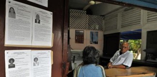 Vista de las fotos y biografías de los candidatos a diputados y delegados provinciales a elegirse en las elecciones de mañana en La Habana (Cuba). EFE/Stringer