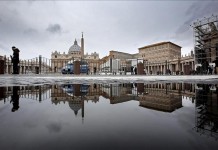 Vista de varios edificios del Vaticano reflejados en un charco tras el anuncio de renuncia hecho por el papa Benedicto XVI, hoy, lunes, 11 de febrero de 2013, en la Ciudad del Vaticano. EFE