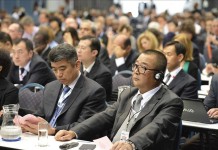 Delegados asisten a la apertura de la quinta Cumbre del grupo BRICS en la ciudad oriental sudafricana de Durban, hoy, martes 25 de marzo de 2013. Bajo el lema "La asociación de los BRICS y África para el desarrollo, la integración y la industrialización", los líderes del BRICS se reunirán durante dos días para debatir asuntos como la creación de un banco de desarrollo. EFE