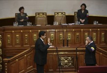 Fotografía cedida por la Presidencia de Venezuela, que muestra a Nicolás Maduro (i) tomando juramento como presidente encargado ante el líder de la Asamblea Nacional, Diosdado Cabello (d), en Caracas (Venezuela). EFE