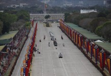 El féretro del fallecido presidente venezolano Hugo Chávez es trasladado por un coche fúnebre este 15 de marzo, desde la Academia Militar a el Cuartel de la Montaña en Caracas (Venezuela). EFE