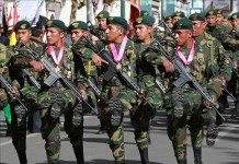 Los tres soldados bolivianos que estuvieron presos en Chile por más de un mes Augusto Cárdenas (i), Alex Choque (c) y José Luis Fernández (d) marchan durante una ceremonia militar en La Paz. EFE