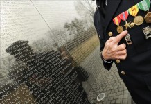 Valente Valenzuela, excombatiente de Vietnam que se enfrentan a la expulsión tras 55 años en EEUU junto a su hermano Manuel, muestra la estrella de bronce otorgada por el gobierno de EEUU por sus accciones durante la guerra, el domingo 6 de febrero 2011, durante una protesta frente al Vietnam Memorial de Washington. EFE/Archivo