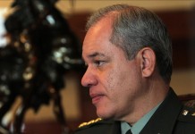 El director general de la Policía Nacional de Colombia, José Roberto León Riaño, durante una entrevista en la Escuela de Carabineros de Chile, en Santiago de Chile. EFE
