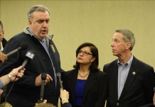 El comisionado de Policía de Boston, Ed Davis (i), habla con la prensa acompañado por la fiscal del estado de Massachusetts, Carmen Ortiz (c), y el congresista Stephen Lynch (d) este lunes para informar sobre los atentados durante el maratón. EFE